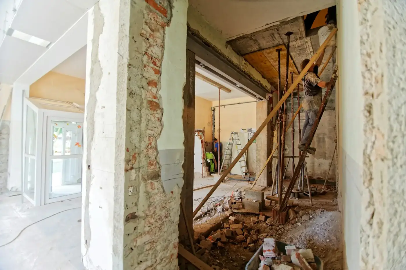 How to Choose a Renovation Contractor in Singapore: 12 Checks Before You Sign